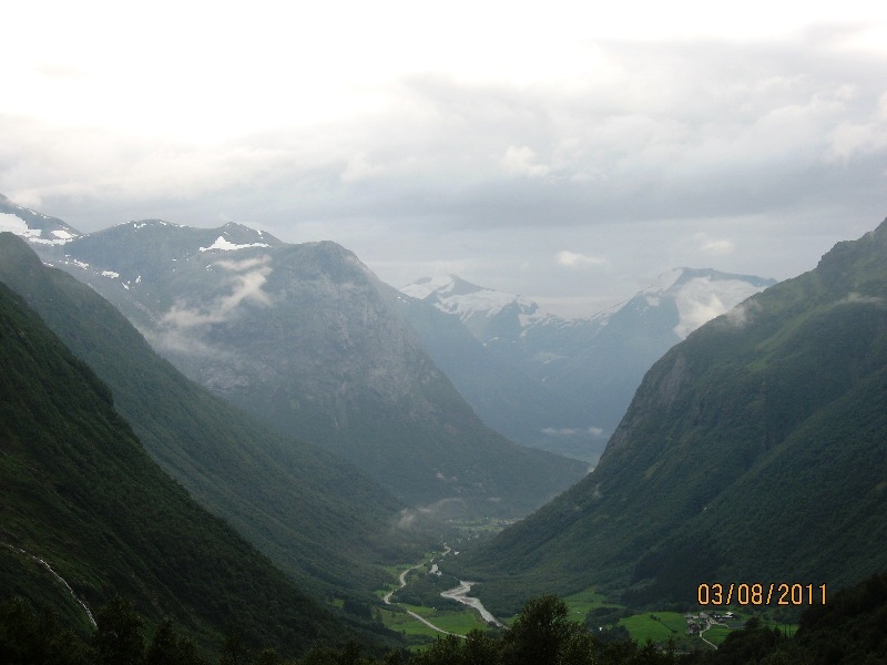 Дети (4 и 8 лет) в гостях у троллей дождливым летом 2011