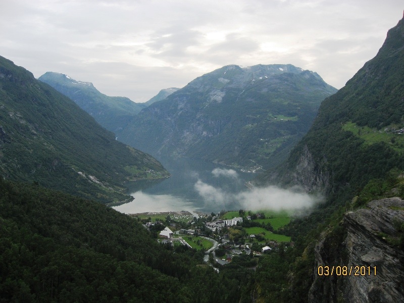 Дети (4 и 8 лет) в гостях у троллей дождливым летом 2011