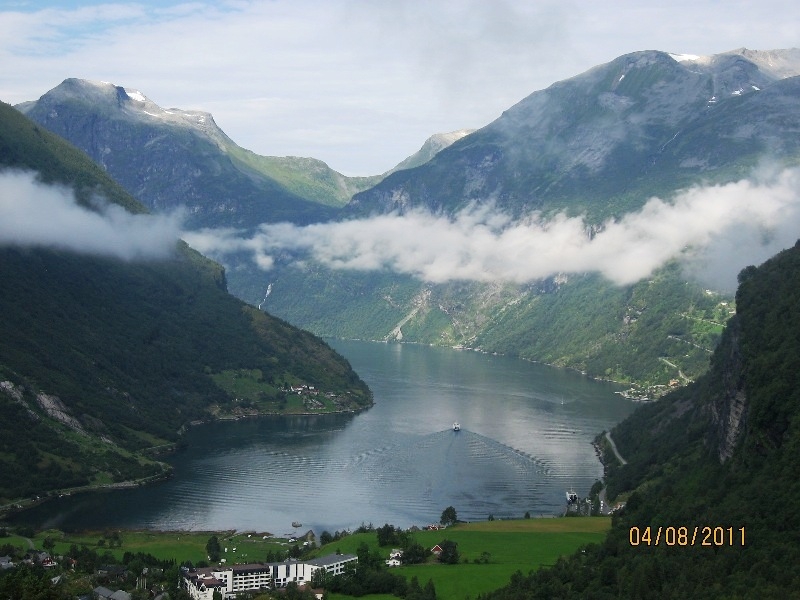 Дети (4 и 8 лет) в гостях у троллей дождливым летом 2011