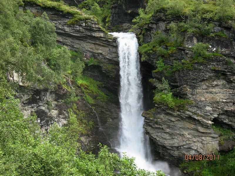 Дети (4 и 8 лет) в гостях у троллей дождливым летом 2011