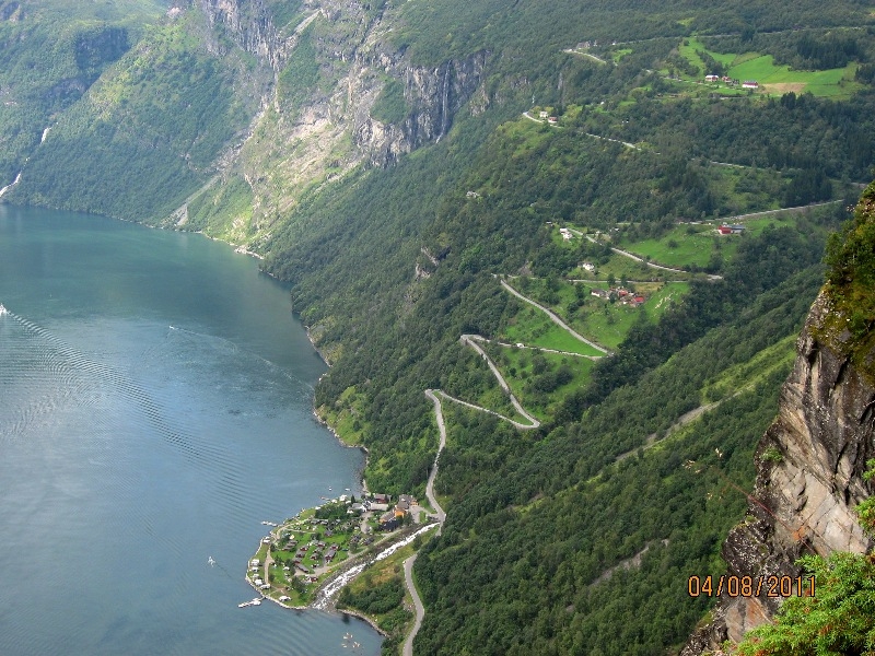 Дети (4 и 8 лет) в гостях у троллей дождливым летом 2011