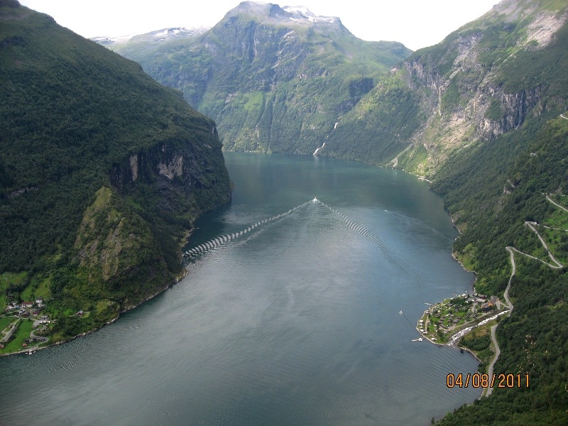 Дети (4 и 8 лет) в гостях у троллей дождливым летом 2011