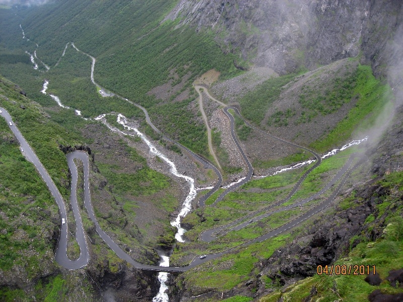 Дети (4 и 8 лет) в гостях у троллей дождливым летом 2011