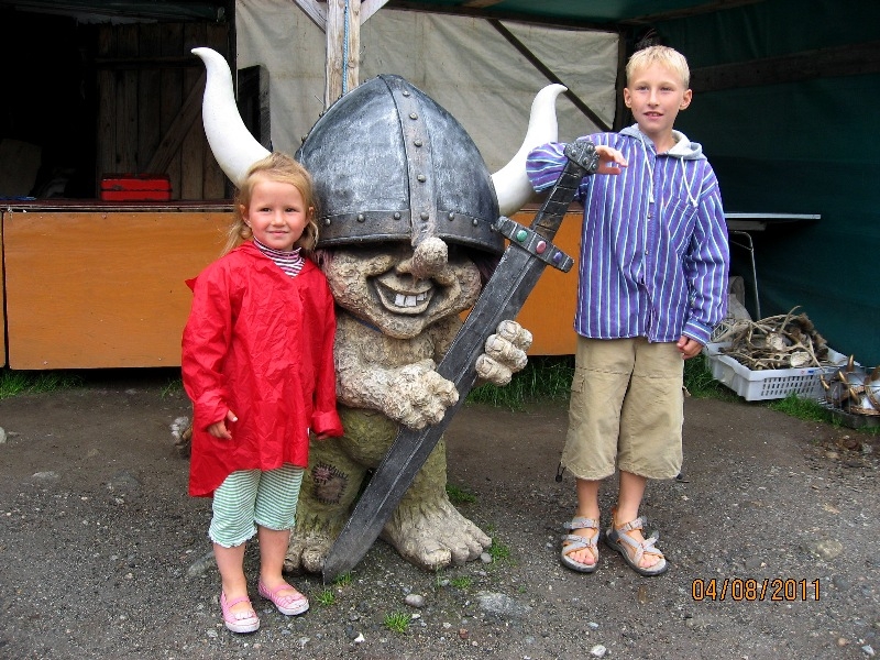 Дети (4 и 8 лет) в гостях у троллей дождливым летом 2011
