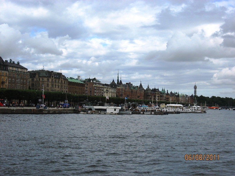 Дети (4 и 8 лет) в гостях у троллей дождливым летом 2011