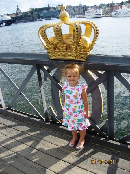 Дети (4 и 8 лет) в гостях у троллей дождливым летом 2011