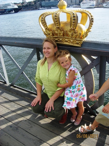 Дети (4 и 8 лет) в гостях у троллей дождливым летом 2011