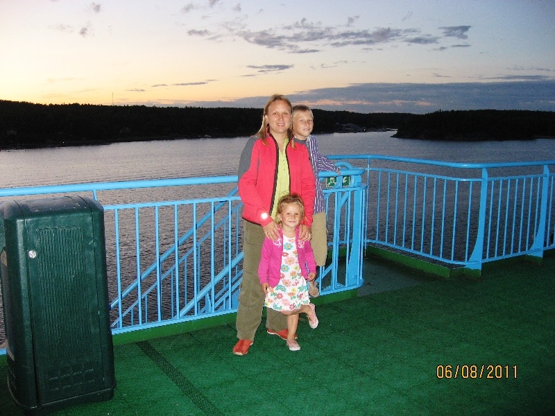 Дети (4 и 8 лет) в гостях у троллей дождливым летом 2011