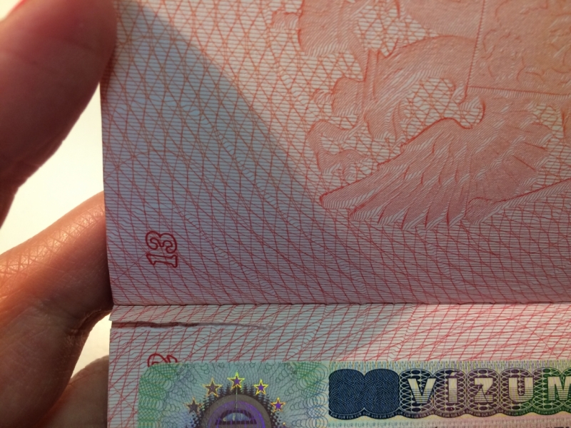 Поврежден загранпаспорт - могут быть проблемы на границе