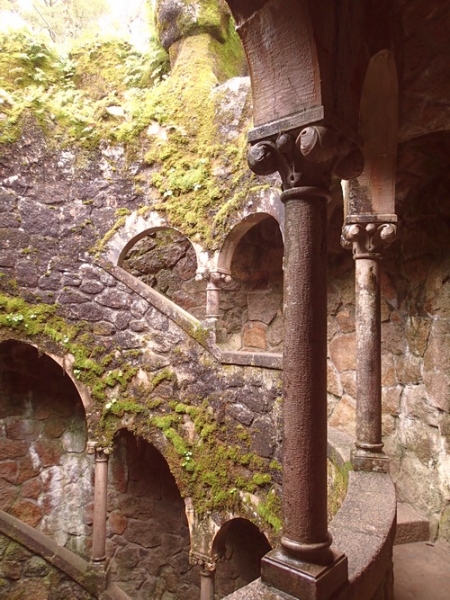 По следам жёлтого трамвайчика. Убегая от волн, попасть в лабиринты португальской весны.