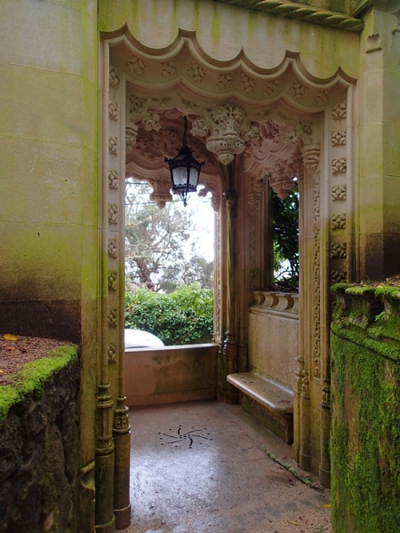 По следам жёлтого трамвайчика. Убегая от волн, попасть в лабиринты португальской весны.