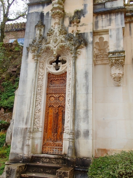 По следам жёлтого трамвайчика. Убегая от волн, попасть в лабиринты португальской весны.