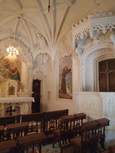 По следам жёлтого трамвайчика. Убегая от волн, попасть в лабиринты португальской весны.