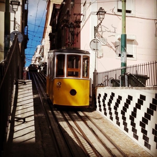 По следам жёлтого трамвайчика. Убегая от волн, попасть в лабиринты португальской весны.