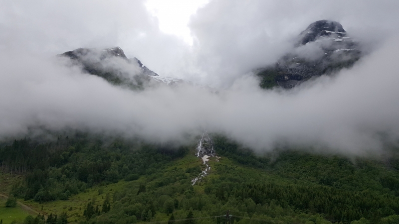 Там на неведомых дорожках...следы людей. Норвегия, регион фьордов, июнь 2017.