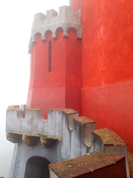 По следам жёлтого трамвайчика. Убегая от волн, попасть в лабиринты португальской весны.