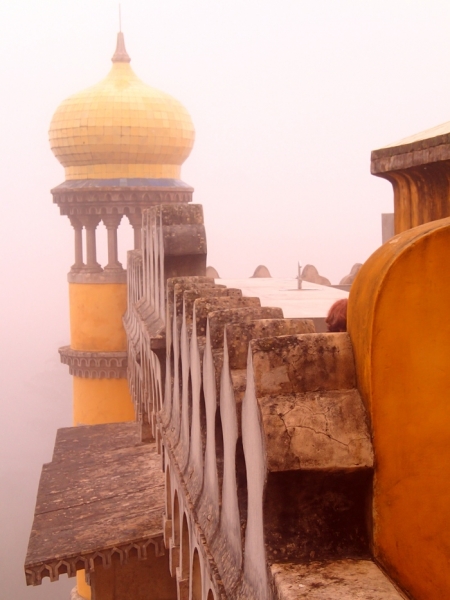 По следам жёлтого трамвайчика. Убегая от волн, попасть в лабиринты португальской весны.