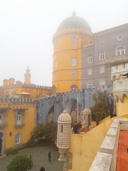 По следам жёлтого трамвайчика. Убегая от волн, попасть в лабиринты португальской весны.