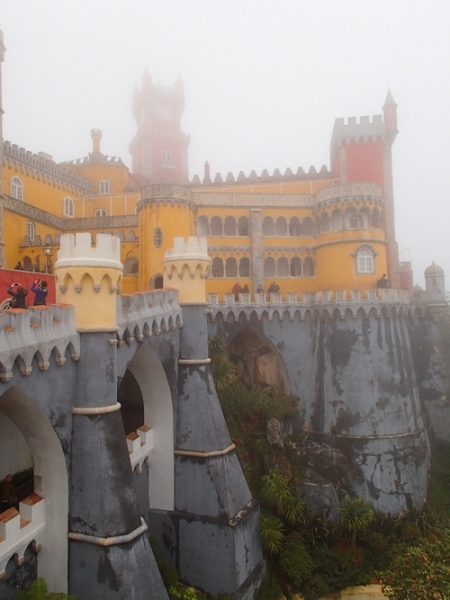 По следам жёлтого трамвайчика. Убегая от волн, попасть в лабиринты португальской весны.