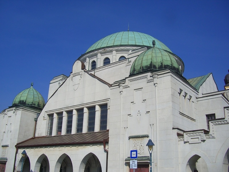 Запад, Юг, Восток, а посередине-Тренчин