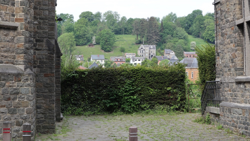 Бельгия, май 2018: Де Хаан, Динан и замок Вев, руины аббатства Виллер-ла-Вилль, зоопарк Pairi Daiza