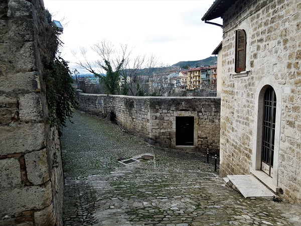 2018, янв. Жемчужинки Марке: травертиновый Асколи-Пичено (очень подробно) и ярко-рыжая Оффида (набегом). Без а/м.