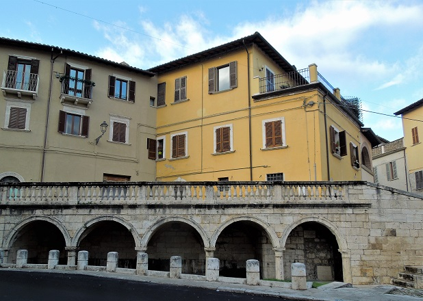 2018, янв. Жемчужинки Марке: травертиновый Асколи-Пичено (очень подробно) и ярко-рыжая Оффида (набегом). Без а/м.