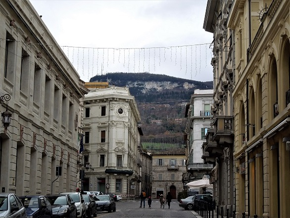 2018, янв. Жемчужинки Марке: травертиновый Асколи-Пичено (очень подробно) и ярко-рыжая Оффида (набегом). Без а/м.