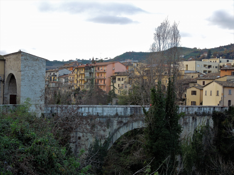 2018, янв. Жемчужинки Марке: травертиновый Асколи-Пичено (очень подробно) и ярко-рыжая Оффида (набегом). Без а/м.
