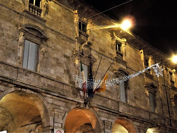 2018, янв. Жемчужинки Марке: травертиновый Асколи-Пичено (очень подробно) и ярко-рыжая Оффида (набегом). Без а/м.