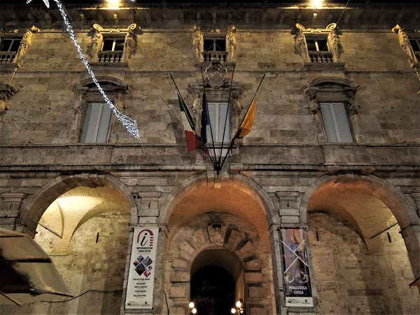 2018, янв. Жемчужинки Марке: травертиновый Асколи-Пичено (очень подробно) и ярко-рыжая Оффида (набегом). Без а/м.