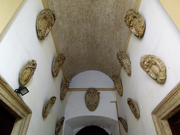 2018, янв. Жемчужинки Марке: травертиновый Асколи-Пичено (очень подробно) и ярко-рыжая Оффида (набегом). Без а/м.