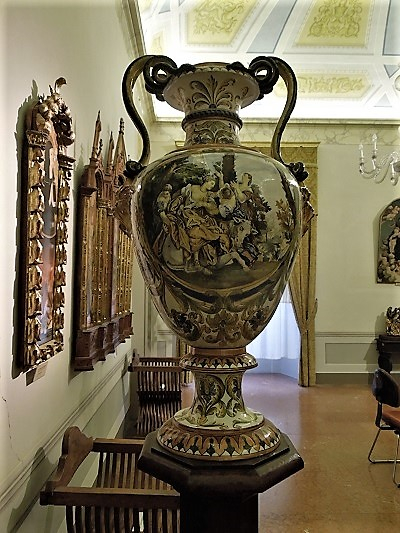 2018, янв. Жемчужинки Марке: травертиновый Асколи-Пичено (очень подробно) и ярко-рыжая Оффида (набегом). Без а/м.