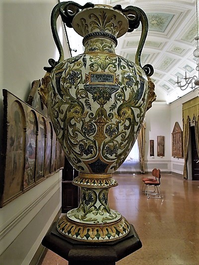 2018, янв. Жемчужинки Марке: травертиновый Асколи-Пичено (очень подробно) и ярко-рыжая Оффида (набегом). Без а/м.