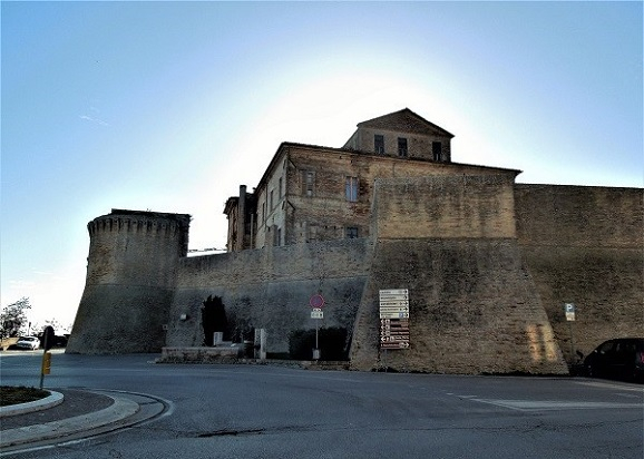 2018, янв. Жемчужинки Марке: травертиновый Асколи-Пичено (очень подробно) и ярко-рыжая Оффида (набегом). Без а/м.