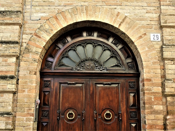 2018, янв. Жемчужинки Марке: травертиновый Асколи-Пичено (очень подробно) и ярко-рыжая Оффида (набегом). Без а/м.