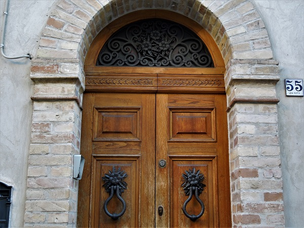 2018, янв. Жемчужинки Марке: травертиновый Асколи-Пичено (очень подробно) и ярко-рыжая Оффида (набегом). Без а/м.