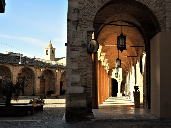 2018, янв. Жемчужинки Марке: травертиновый Асколи-Пичено (очень подробно) и ярко-рыжая Оффида (набегом). Без а/м.