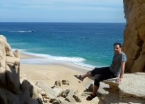 Сидя на красивой скале