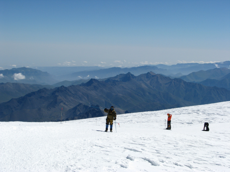 Прогулки с облаками и выше: восхождение на Эльбрус с юга в августе 2018 года