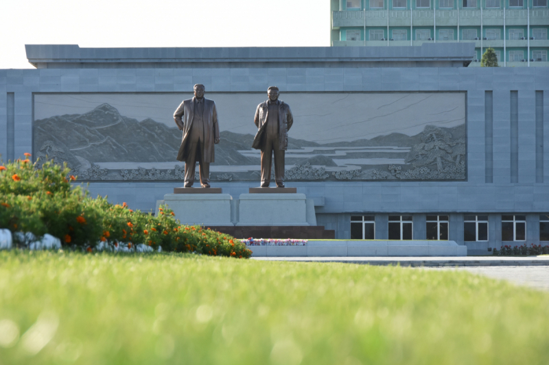 Везде скульптуры вождей