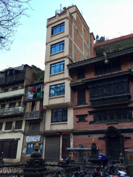 Непал - страна, где можно (было) везде курить, входить/жить с собакой, отхаркивать, пукать, водить машину без прав, жить без визы и т.д.