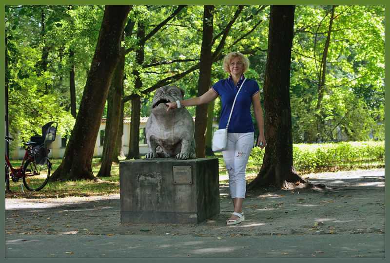 29. Białystok. 521 - DSC_8332. Rzeźba Psa Kawelina w parku Planty