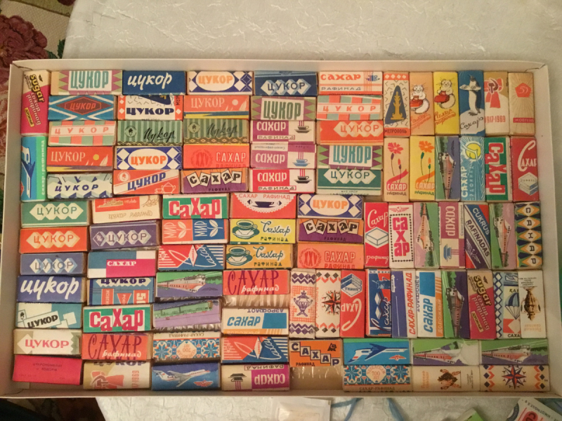 Коллекция пакетиков сахара.