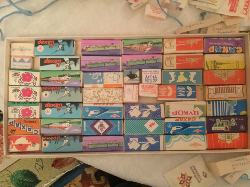 Коллекция пакетиков сахара.