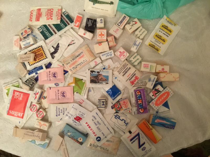 Коллекция пакетиков сахара.