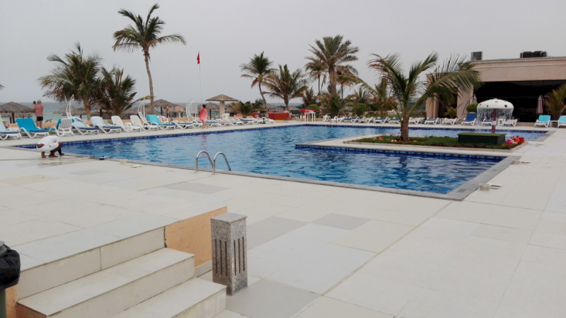 "Lou'Lou' a Beach Resort Sharjah" и рядом.