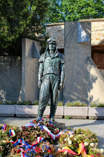 Прага. Памятник лётчику на Петршинском холме