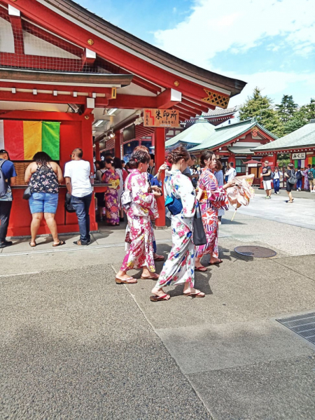 Храм Асакуса и ведущий к нему рынок (Токио)