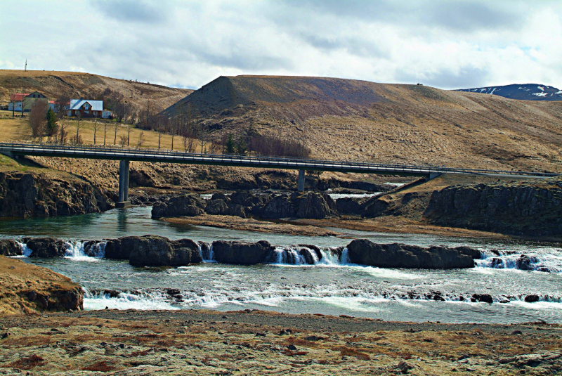 Из Рейкьявика к водопадам Hraunfossar и за мидиями, недалеко от Hafnarfjörður. Май 2020.